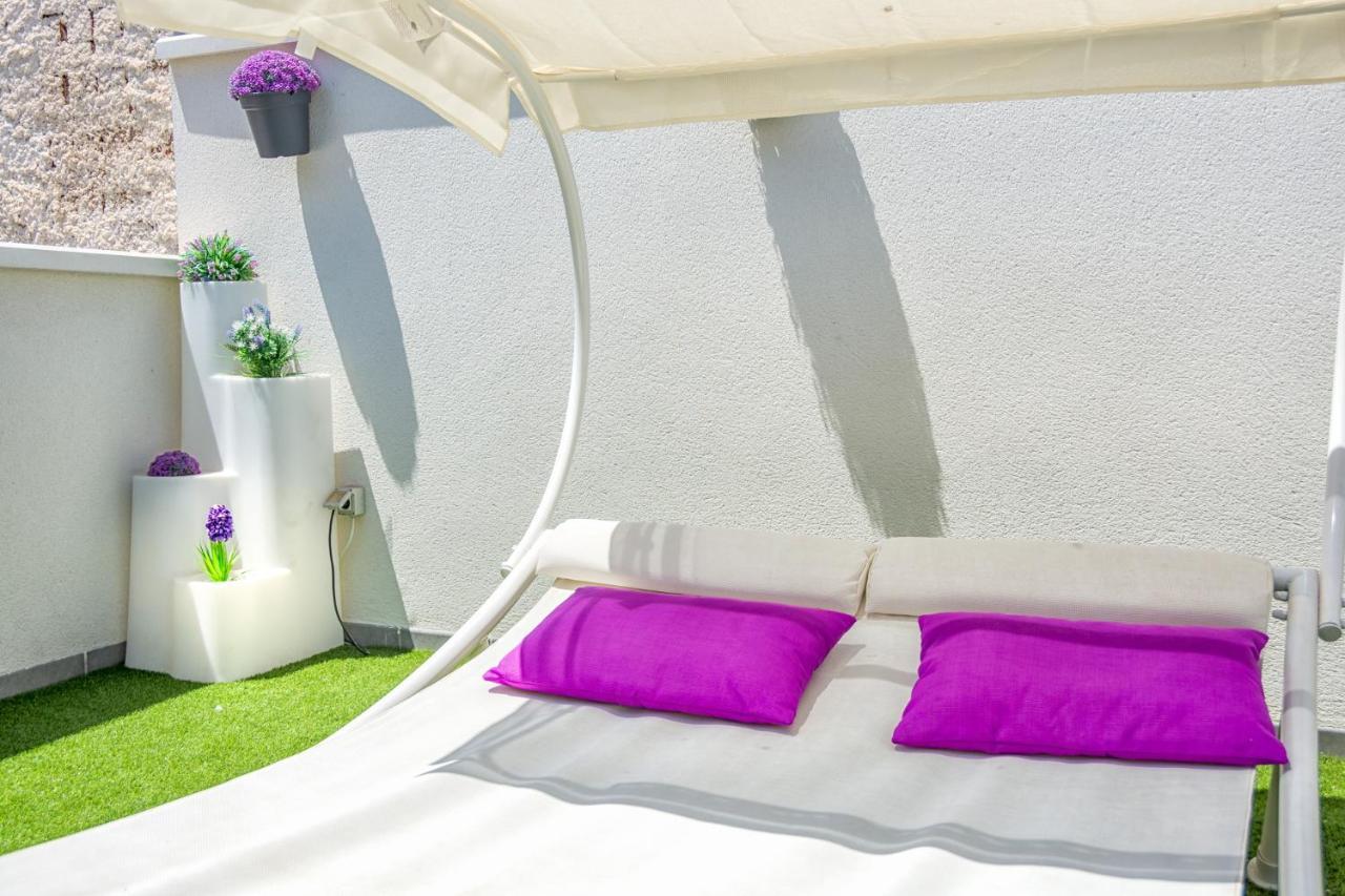 Atico Con Terraza Ac 1hab En El Centro Y Piscina Comunitaria Apartment *