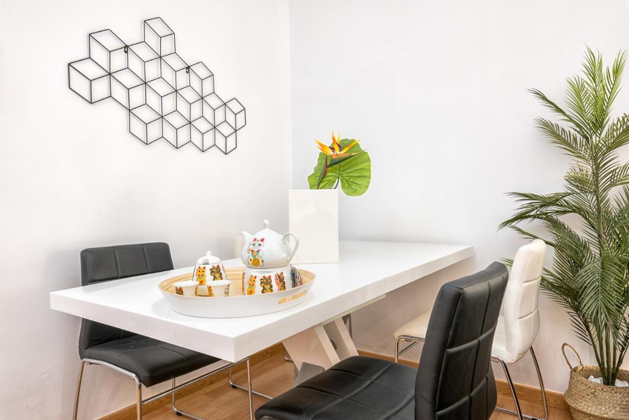 Atico Con Terraza Ac 1hab En El Centro Y Piscina Comunitaria Apartment *